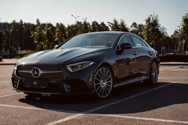 Mercedes CLS Noire garée parking extérieur