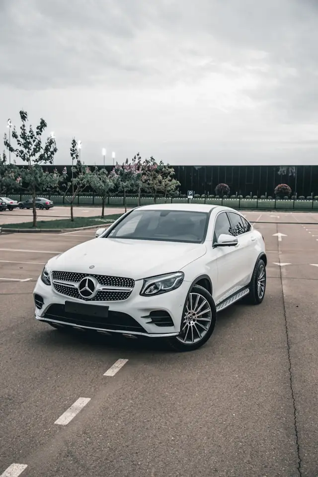 Mercedes GLC Blanc 2020 parking