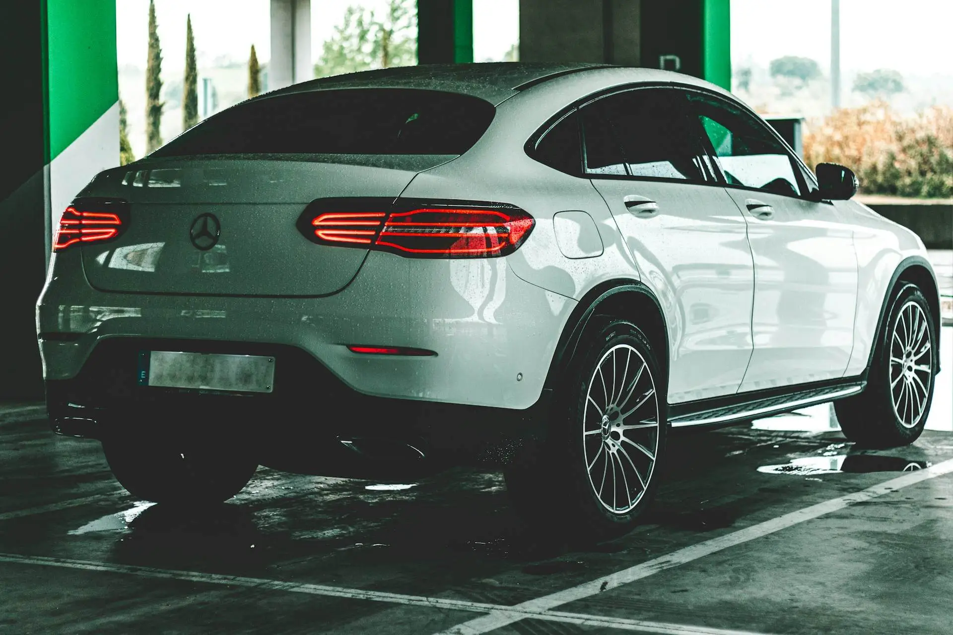 Mercedes GLC Blanc arrière parking