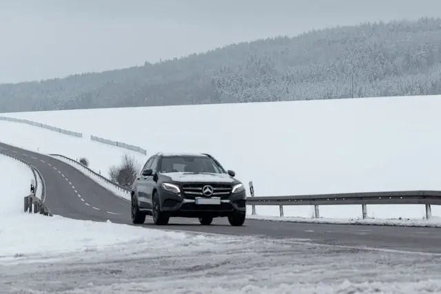 Mercedes GLC sur route enneigée