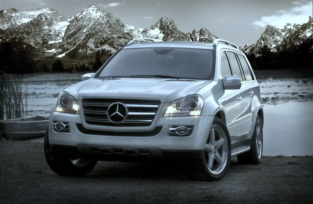 Mercedes GLK Blanc devant des montagnes