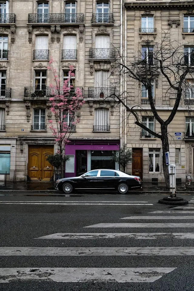 Mercedes Maybach garée à Paris