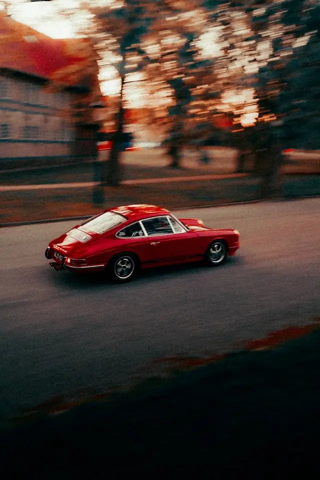 Porsche 912 rouge sur route