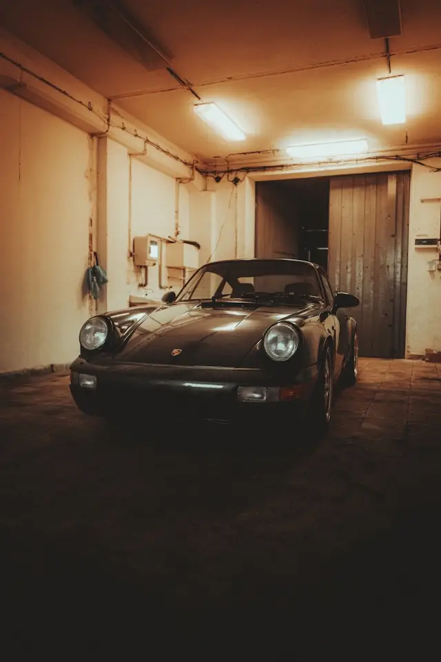 Porsche 964 noire dans un garage