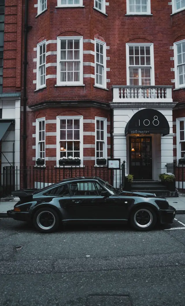 Porsche 964 noire garée dehors