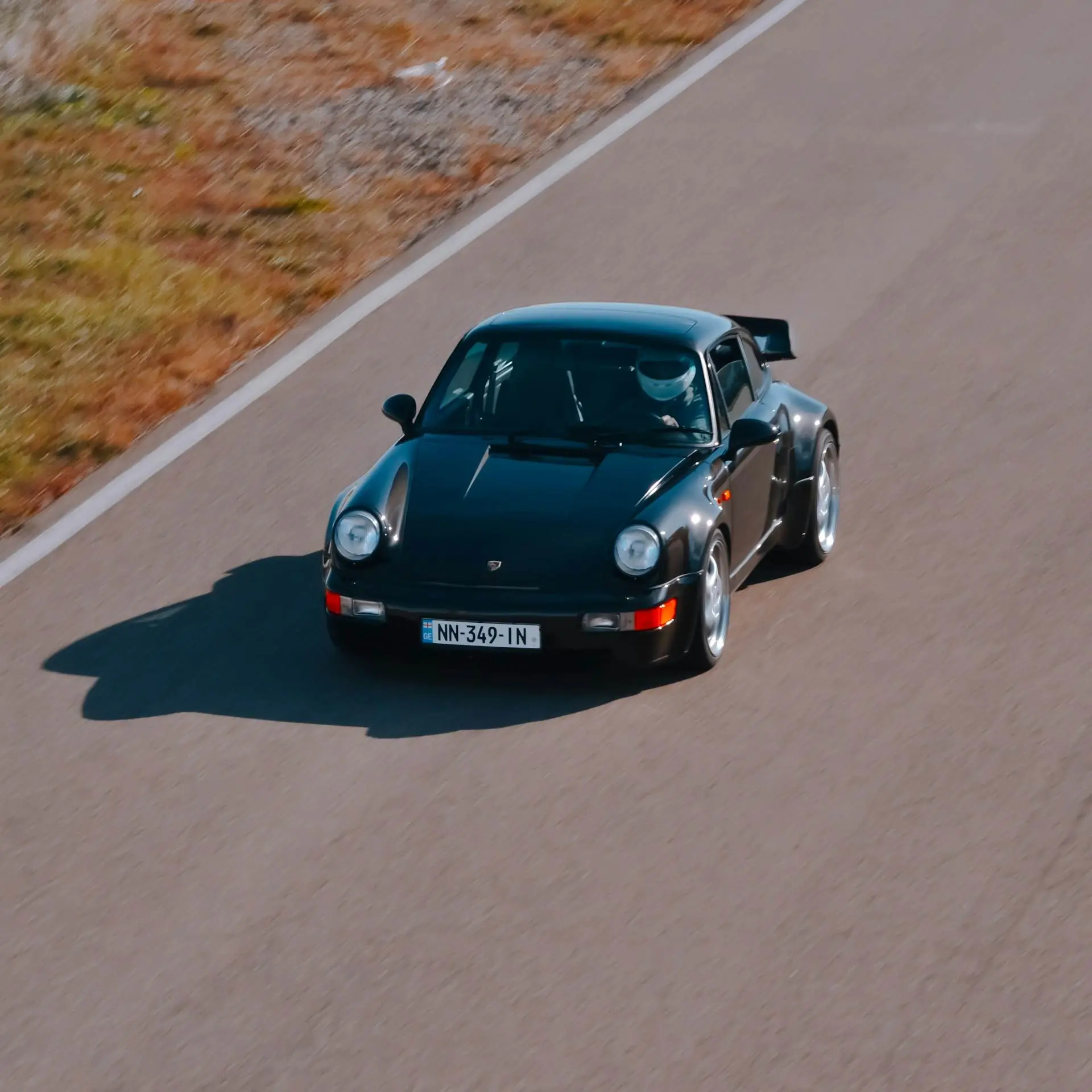 Porsche 964 noire sur route