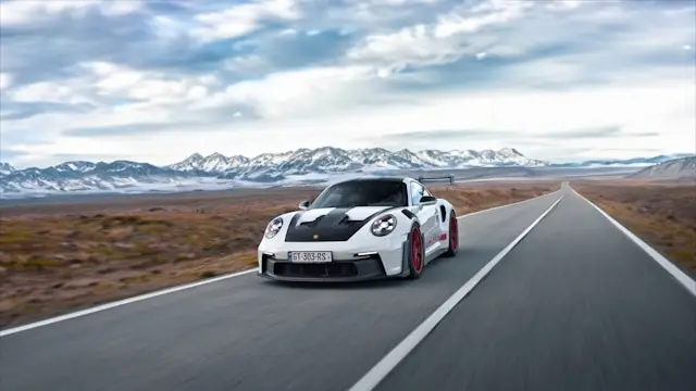 Porsche 992 GT3RS Blanche sur route