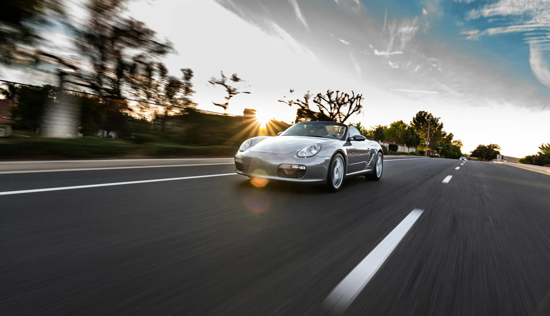 Porsche Boxster grise sur route