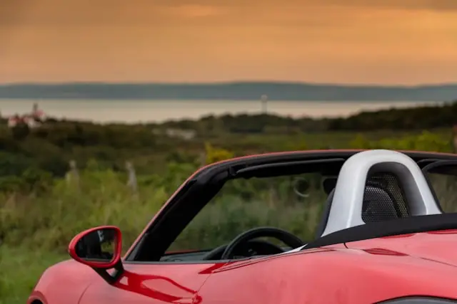 Porsche Boxster rouge bord de mer