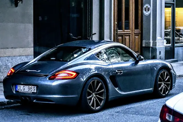 Porsche Cayman S garée rue