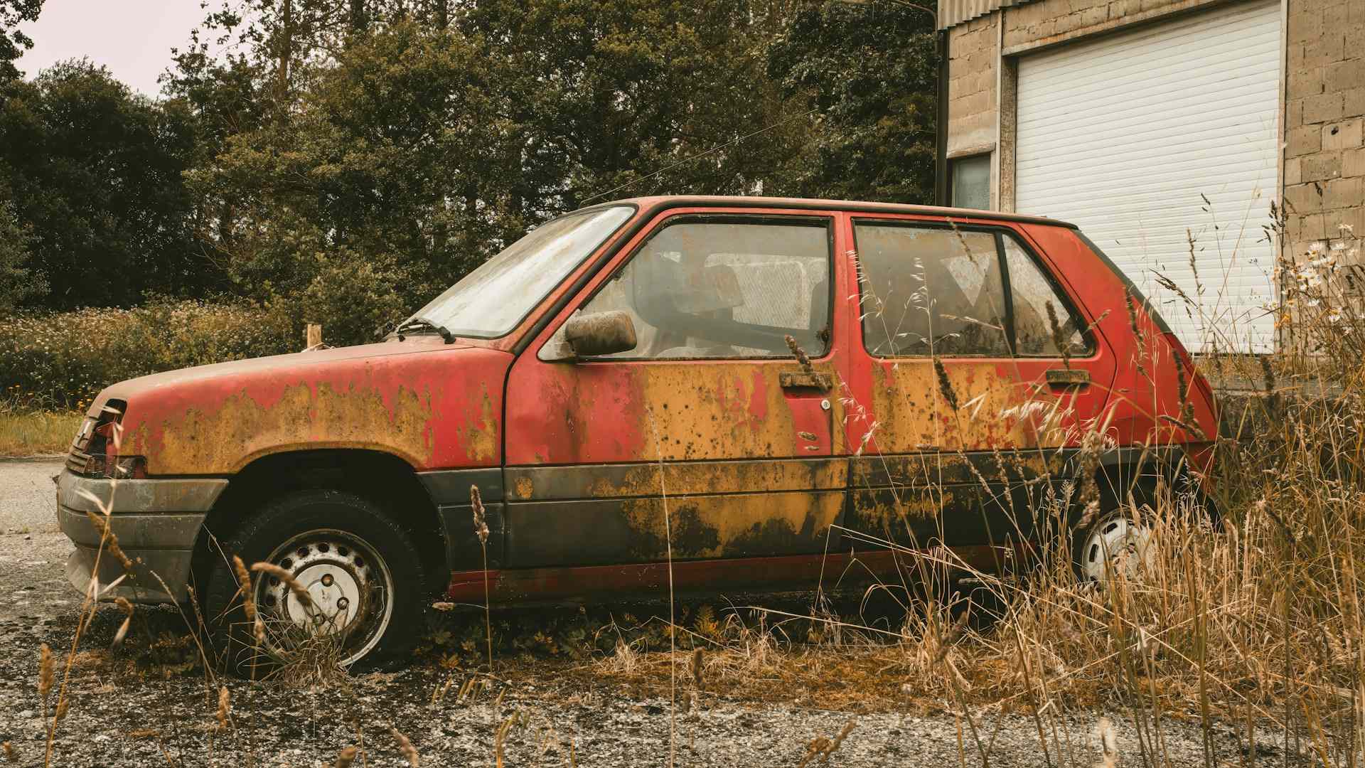 Vieille Renault 5 Rouge abandonnée