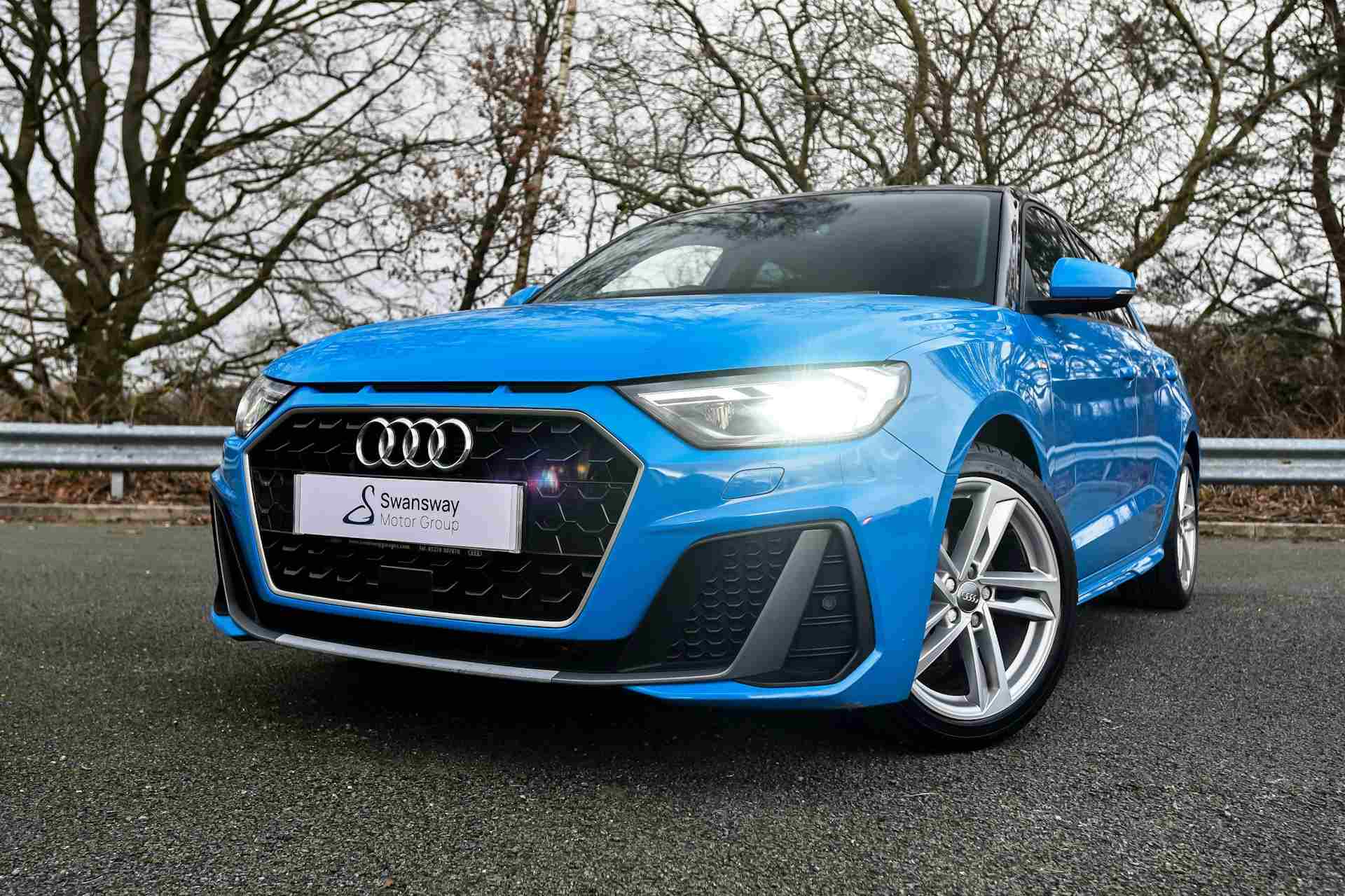 Audi A1 bleue avant