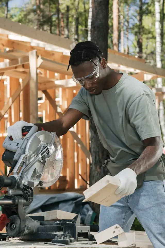 Homme utilisant une scie circulaire