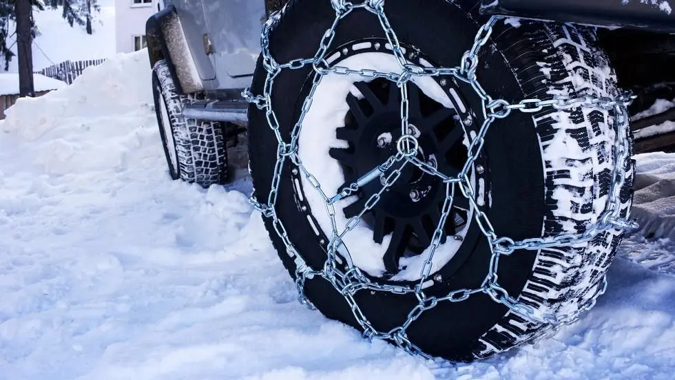 Chaînes neige voiture montagne 4x4