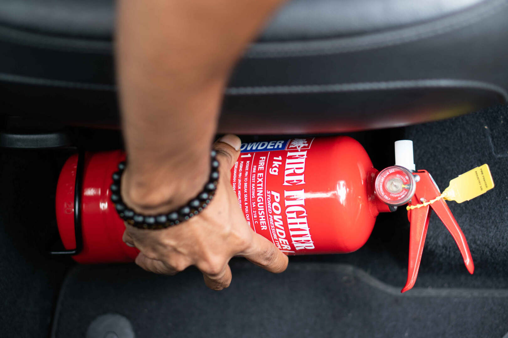 Extincteur voiture incendie sous siège