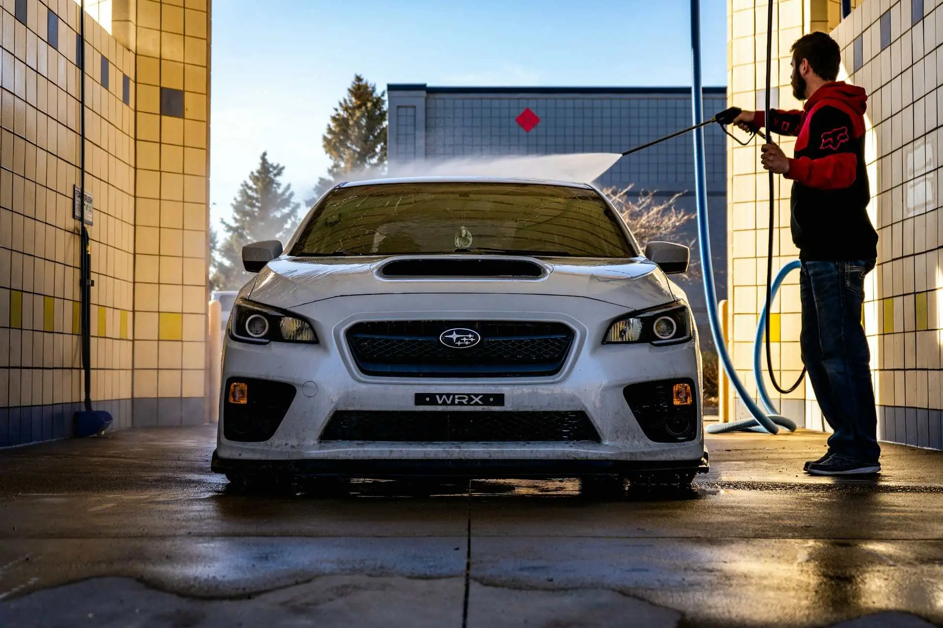 Nettoyage haute pression voiture Subaru blanche