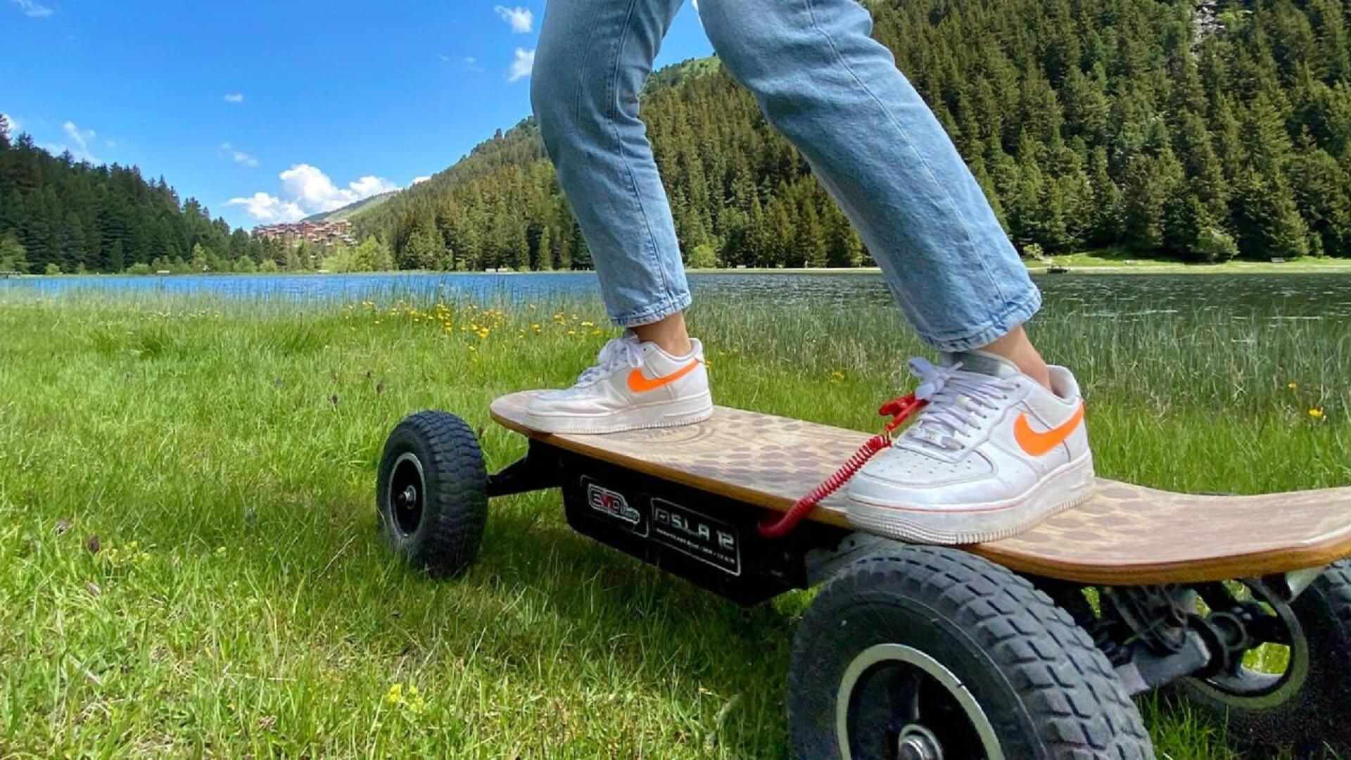 Skate electrique en plein air nature montagne