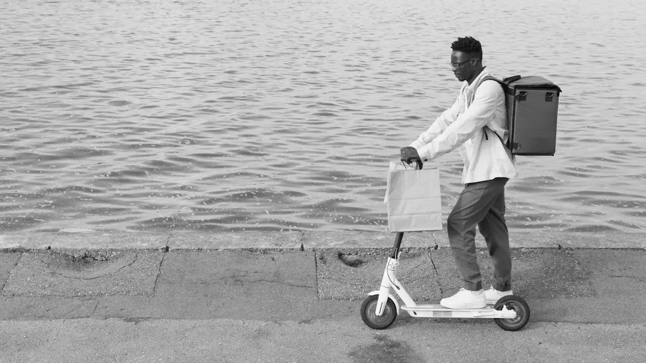 Trottinette électrique au bord de l'eau