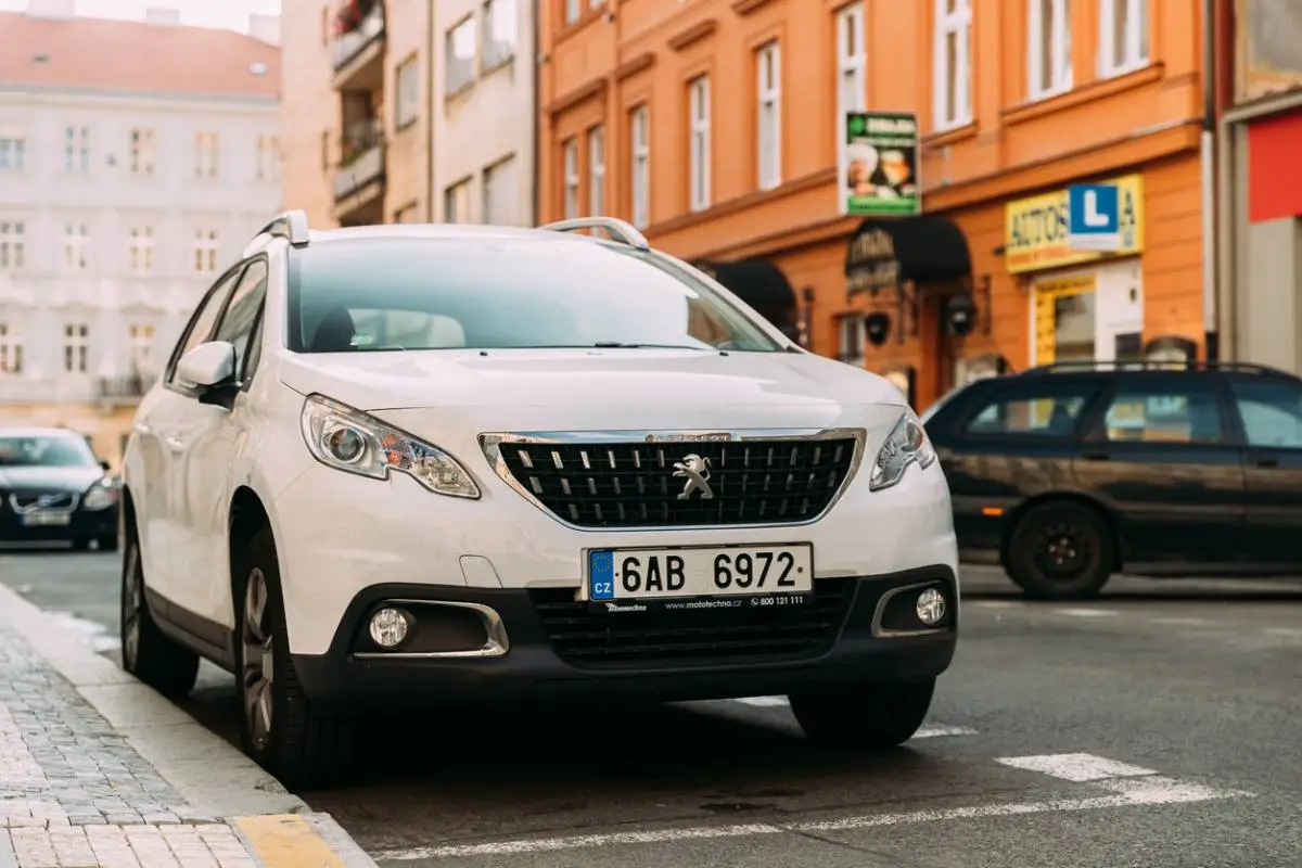 Peugeot 3008 garée dans la rue