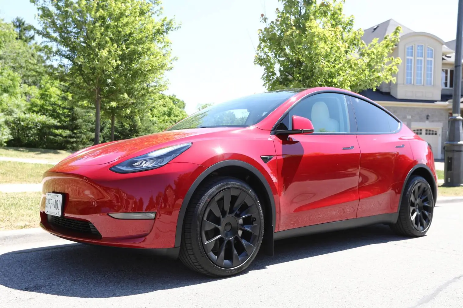 Tesla Model Y rouge