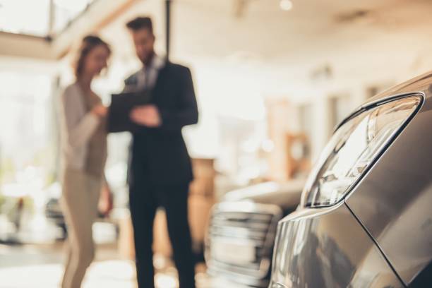 commercial en train de vendre une voiture à une femme
