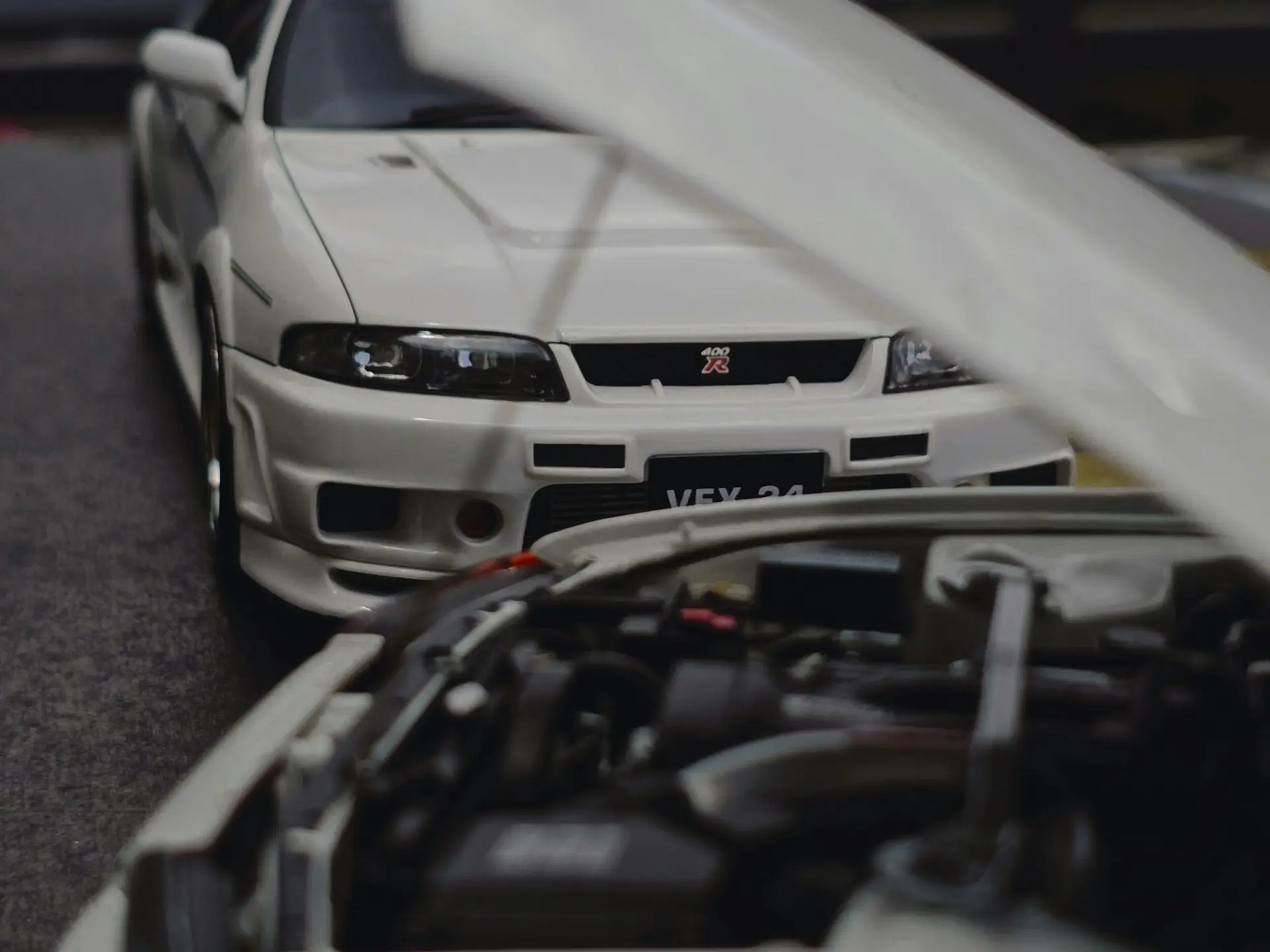Skyline GTR blanche capot ouvert