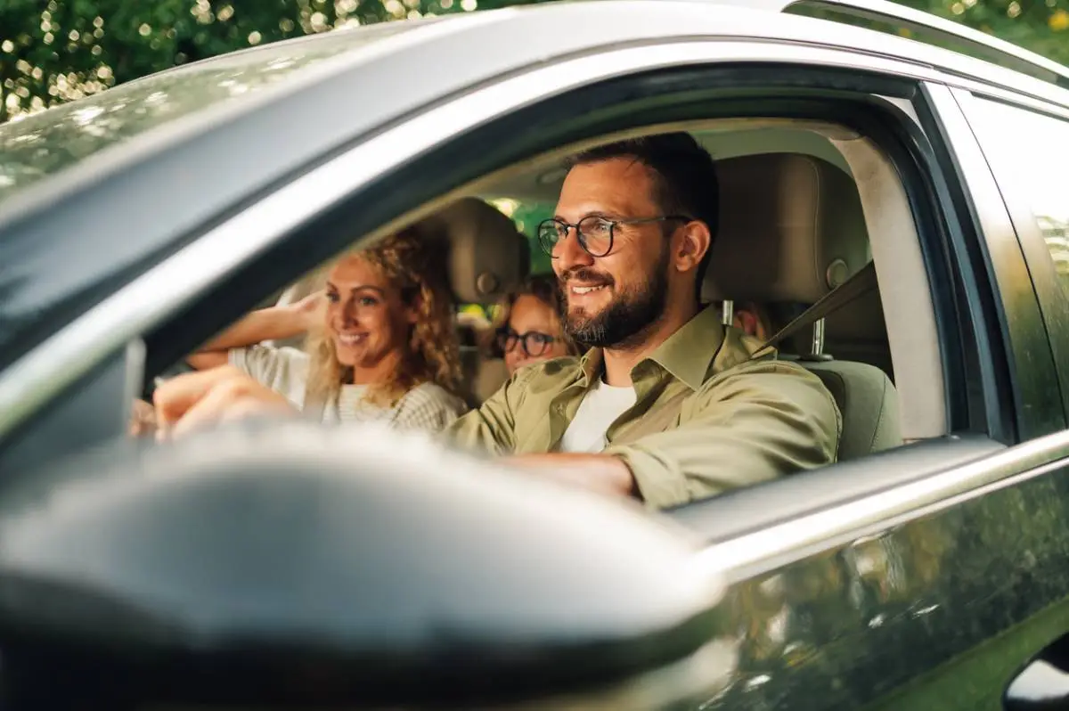 famille en voiture