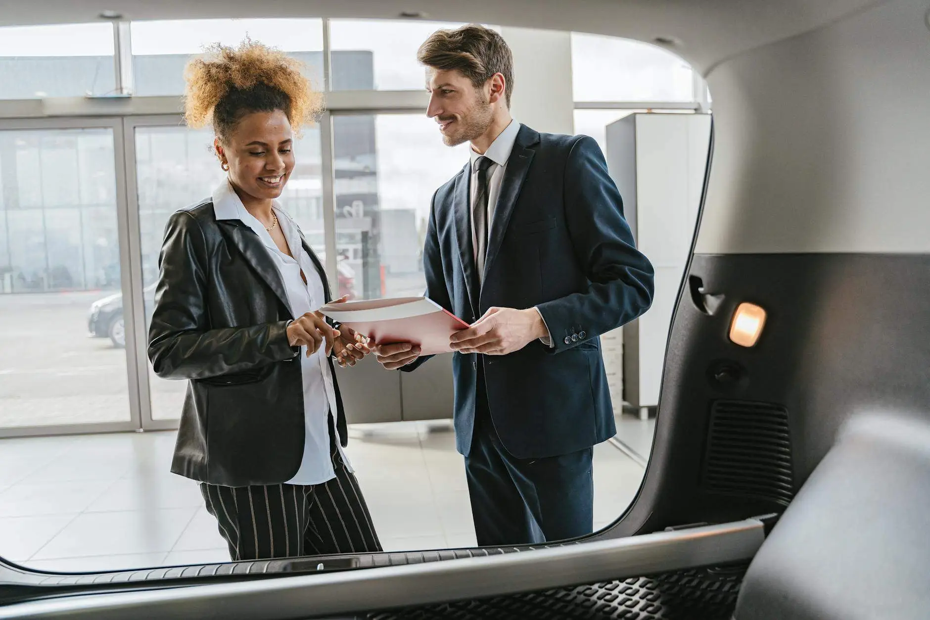 Reprise auto vs vente particuliers : quelle option choisir ?
