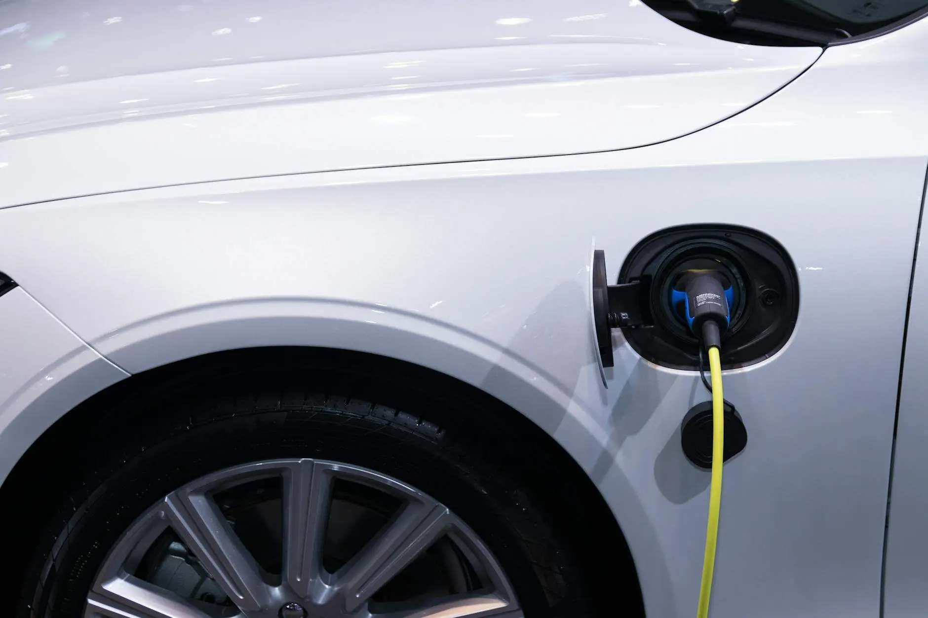Voiture électrique ou hybride rechargeable : le dilemme 2025